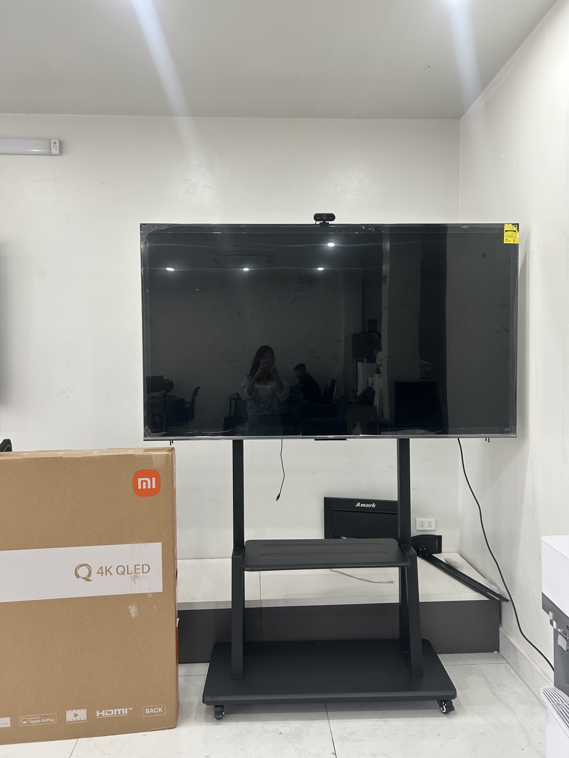 Giá treo tivi Xiaomi dùng cho trình chiếu phòng họp 
